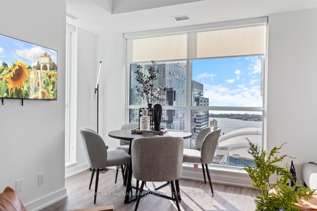 327 King Street W 4402