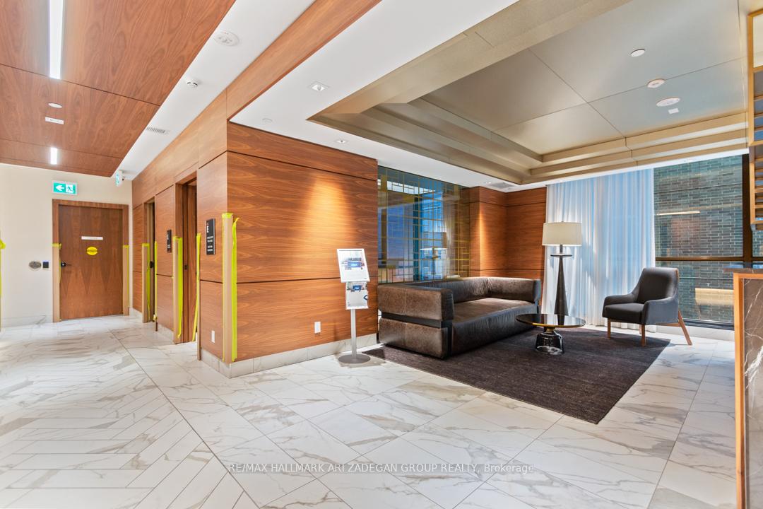 327 King Street W 4402