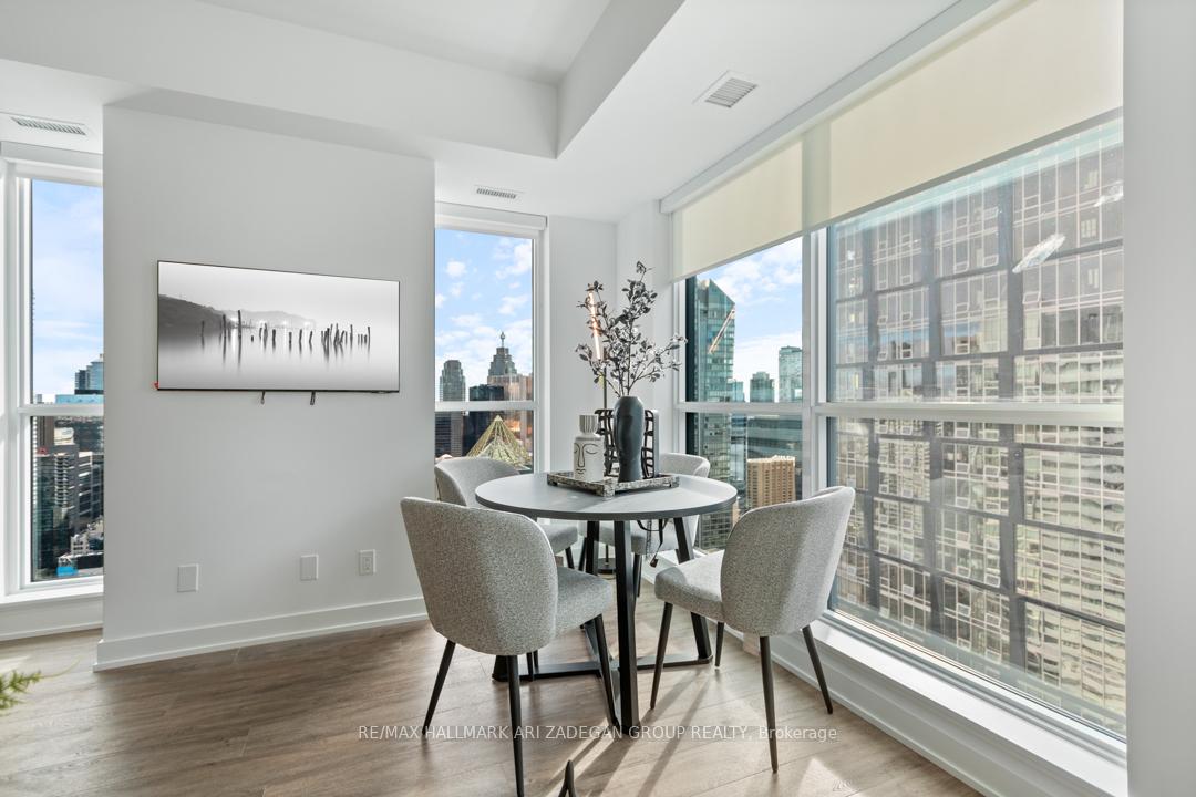 327 King Street W 4402