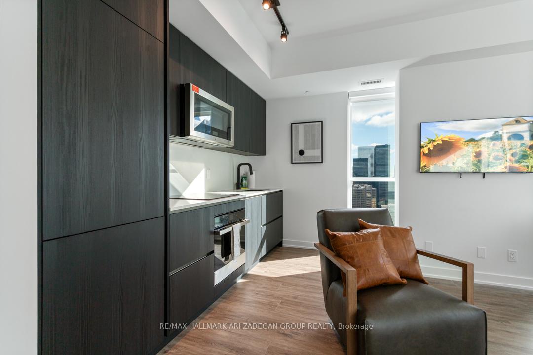 327 King Street W 4402