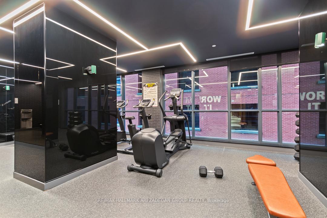 327 King Street W 4402