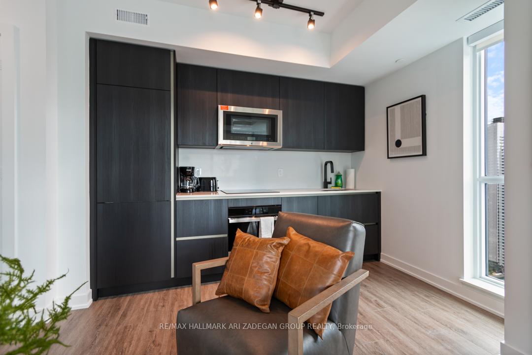 327 King Street W 4402