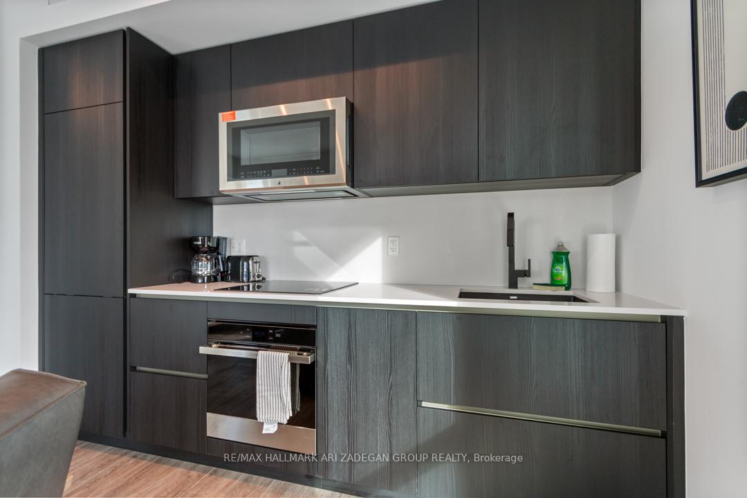 327 King Street W 4402