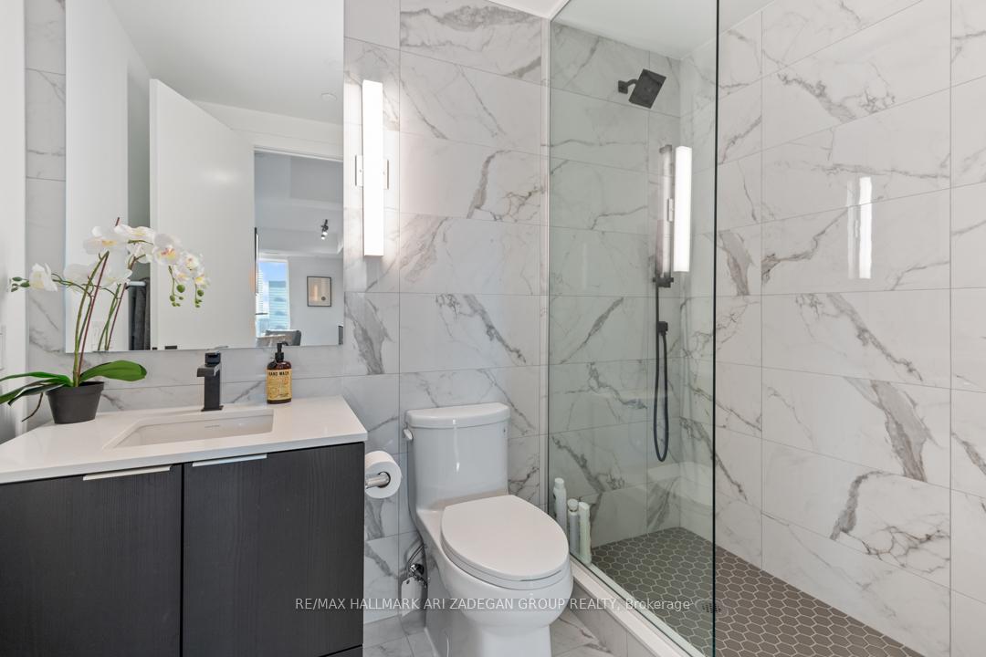 327 King Street W 4402