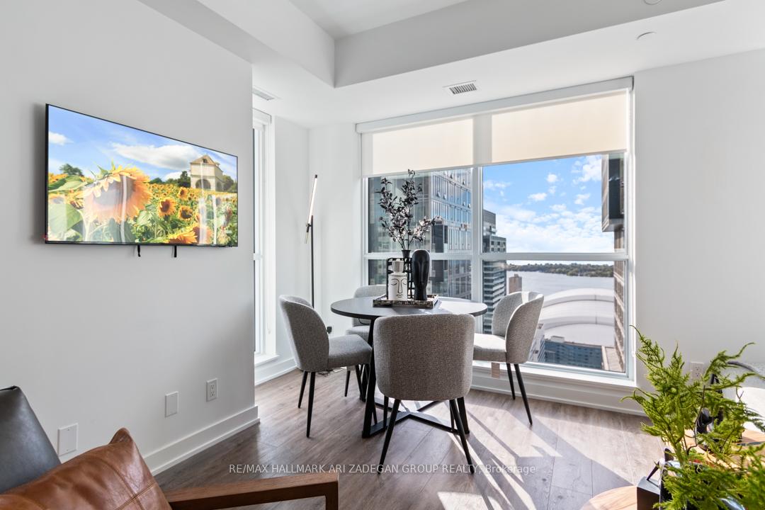 327 King Street W 4402