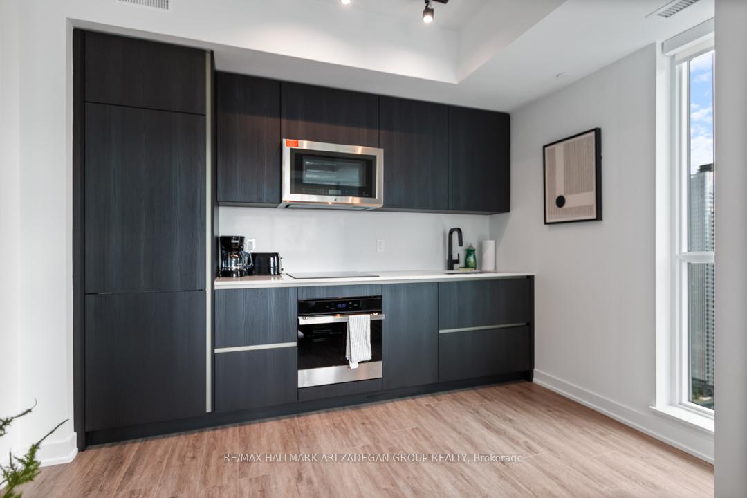 327 King Street W 4402