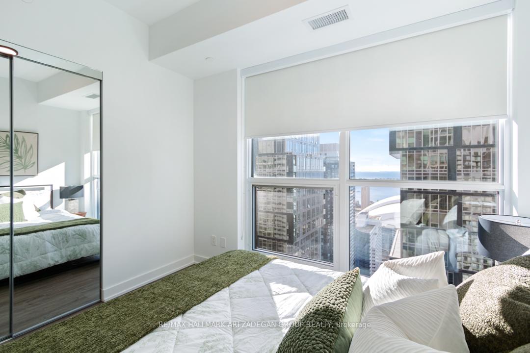 327 King Street W 4402