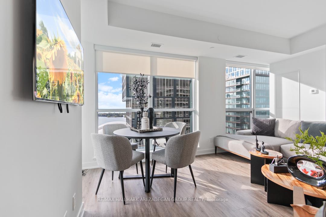 327 King Street W 4402