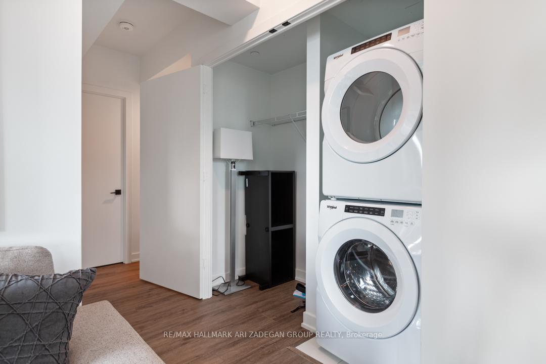 327 King Street W 4402