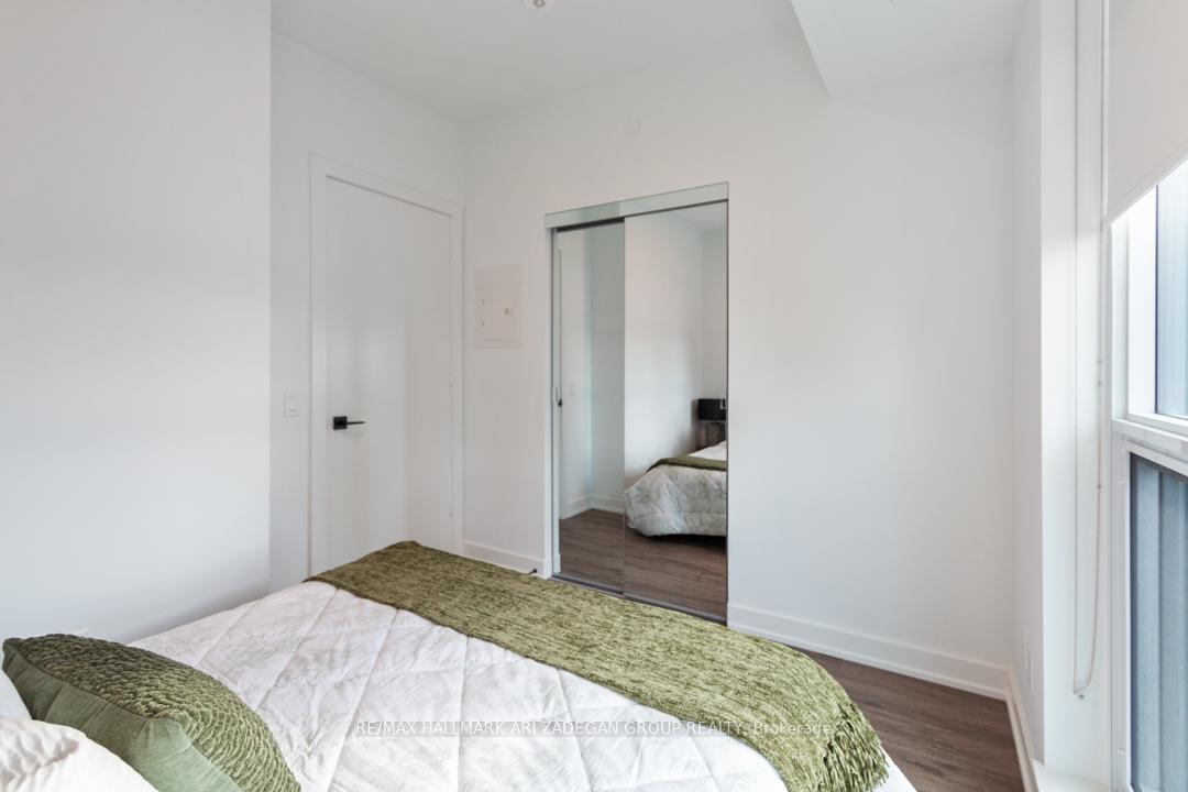 327 King Street W 4402