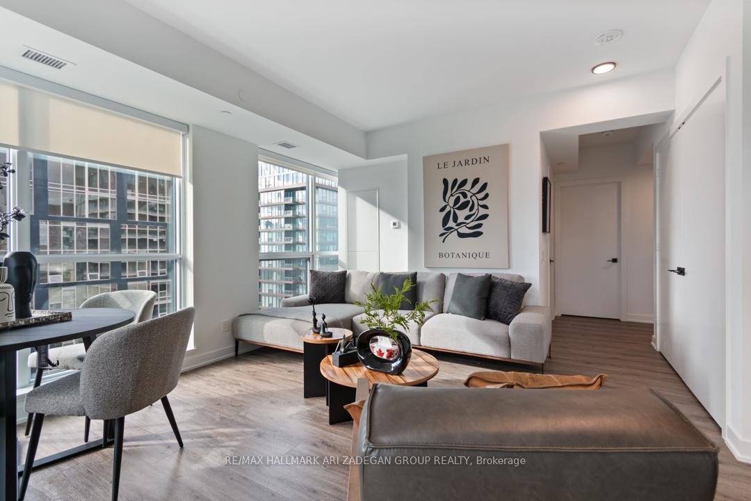 327 King Street W 4402