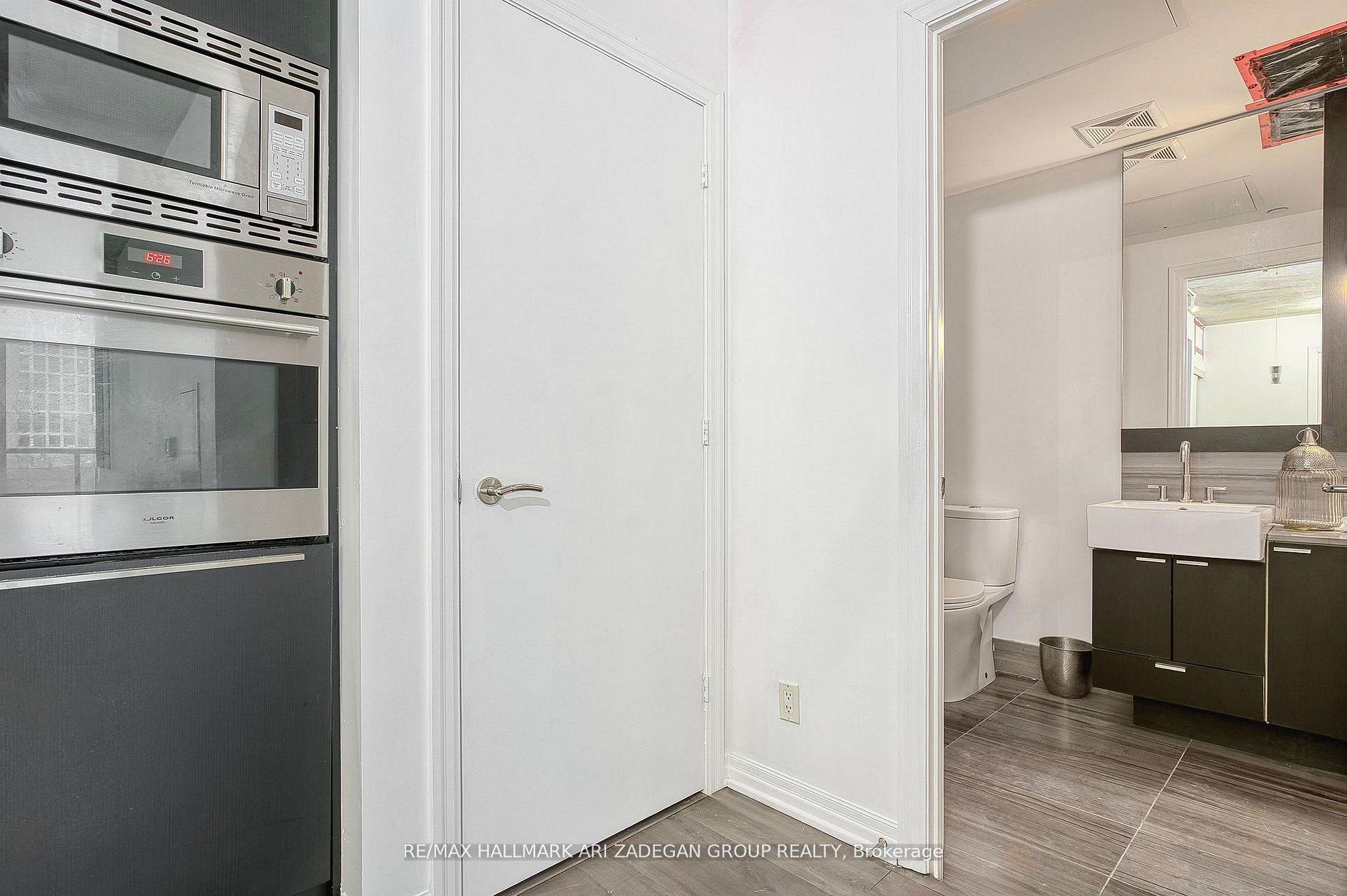 88 Blue Jays Way 1701