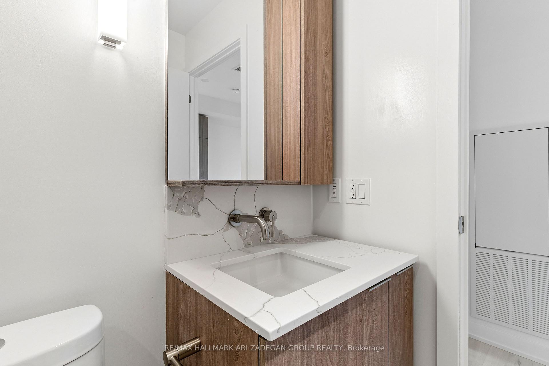 110 Broadway Avenue 2102, Toronto Unit: 2102