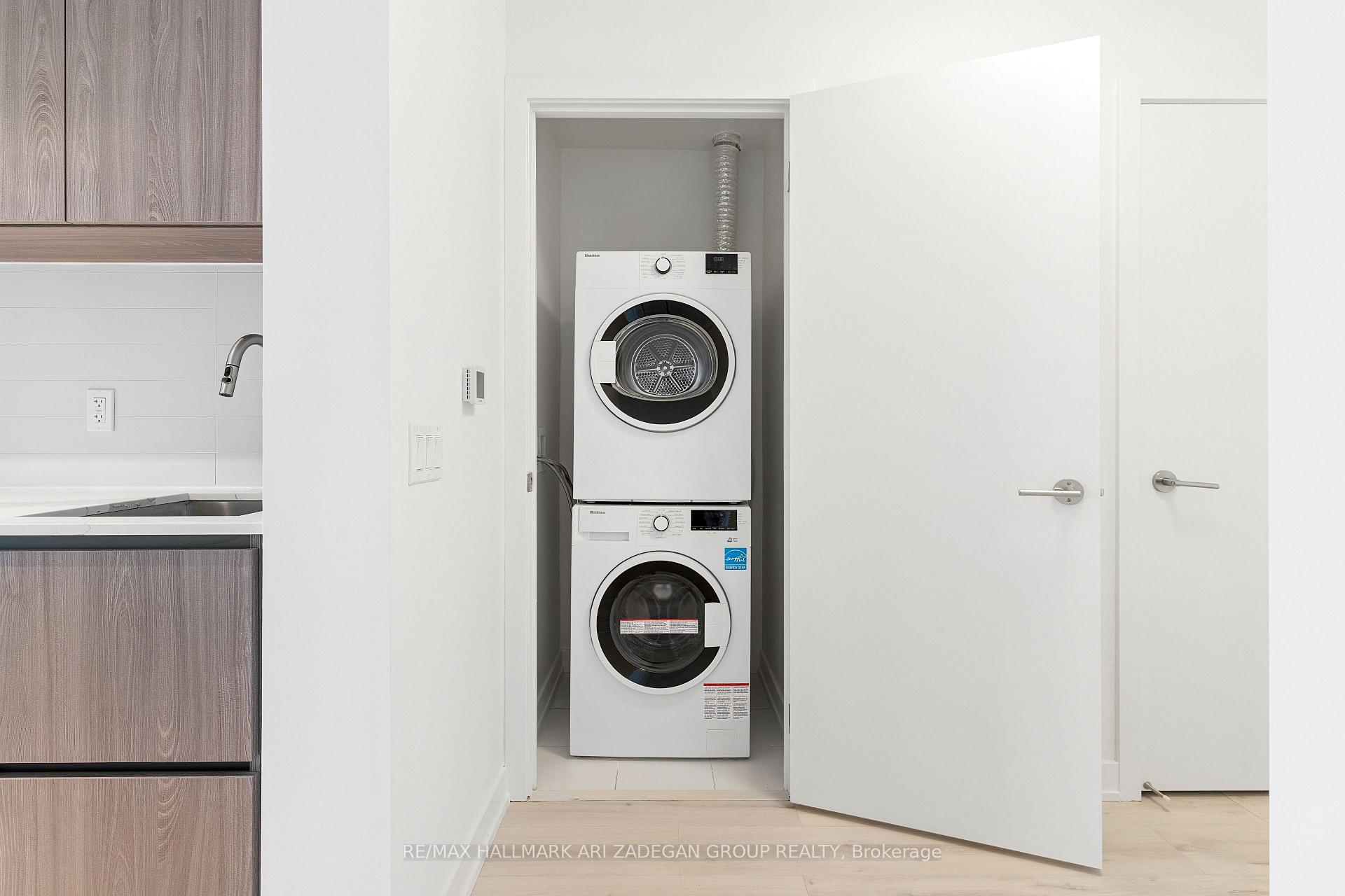 110 Broadway Avenue 2102, Toronto Unit: 2102