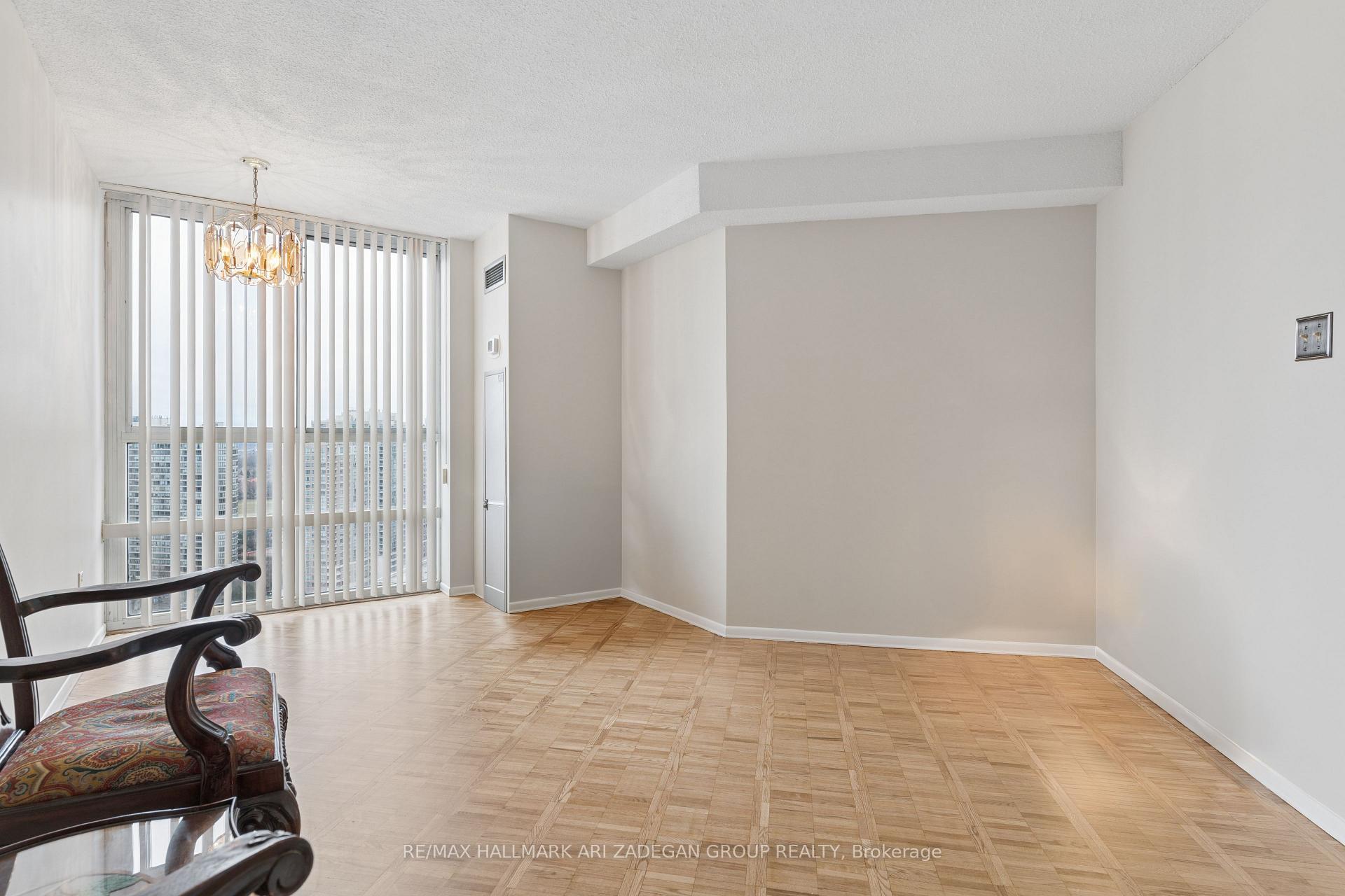 3560 Kaneff Crescent 2704, Mississauga, ON L5A 4A1