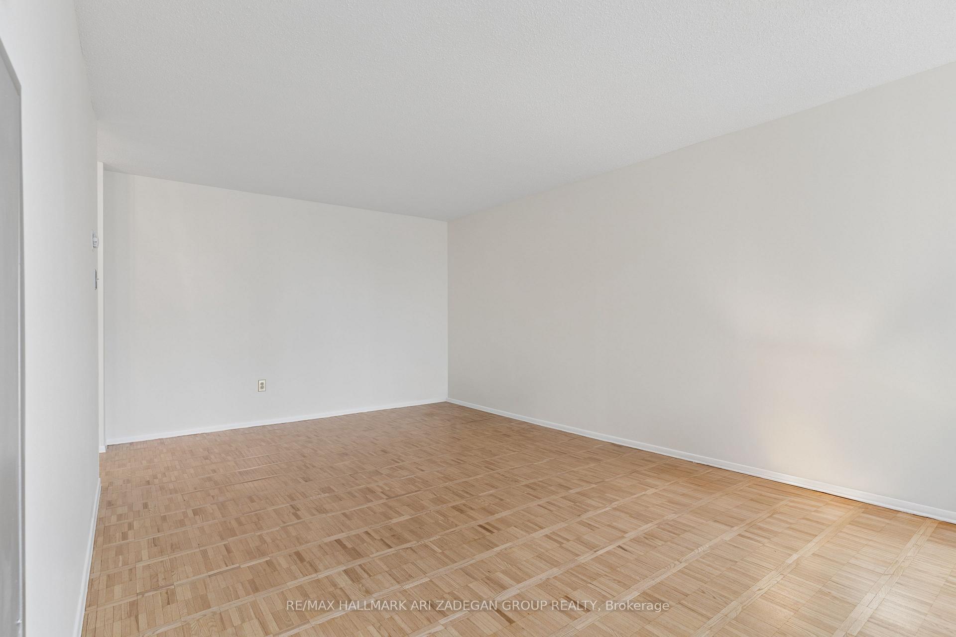 3560 Kaneff Crescent 2704, Mississauga, ON L5A 4A1