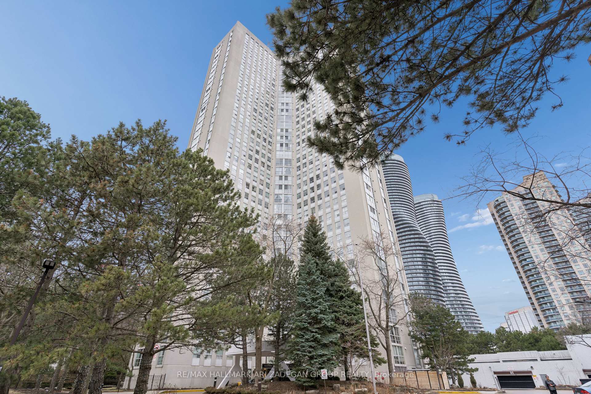 3560 Kaneff Crescent 2704, Mississauga, ON L5A 4A1