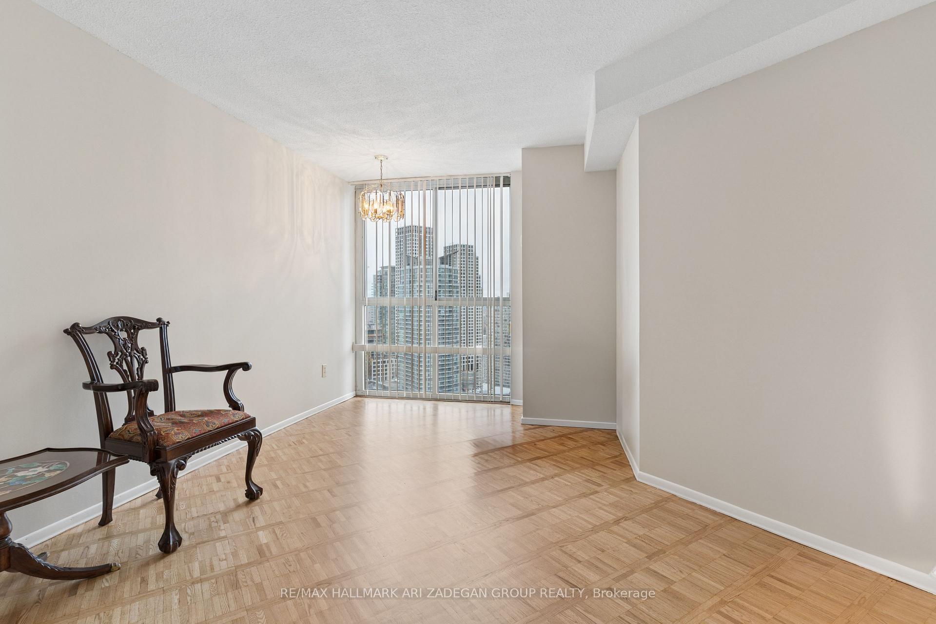 3560 Kaneff Crescent 2704, Mississauga, ON L5A 4A1