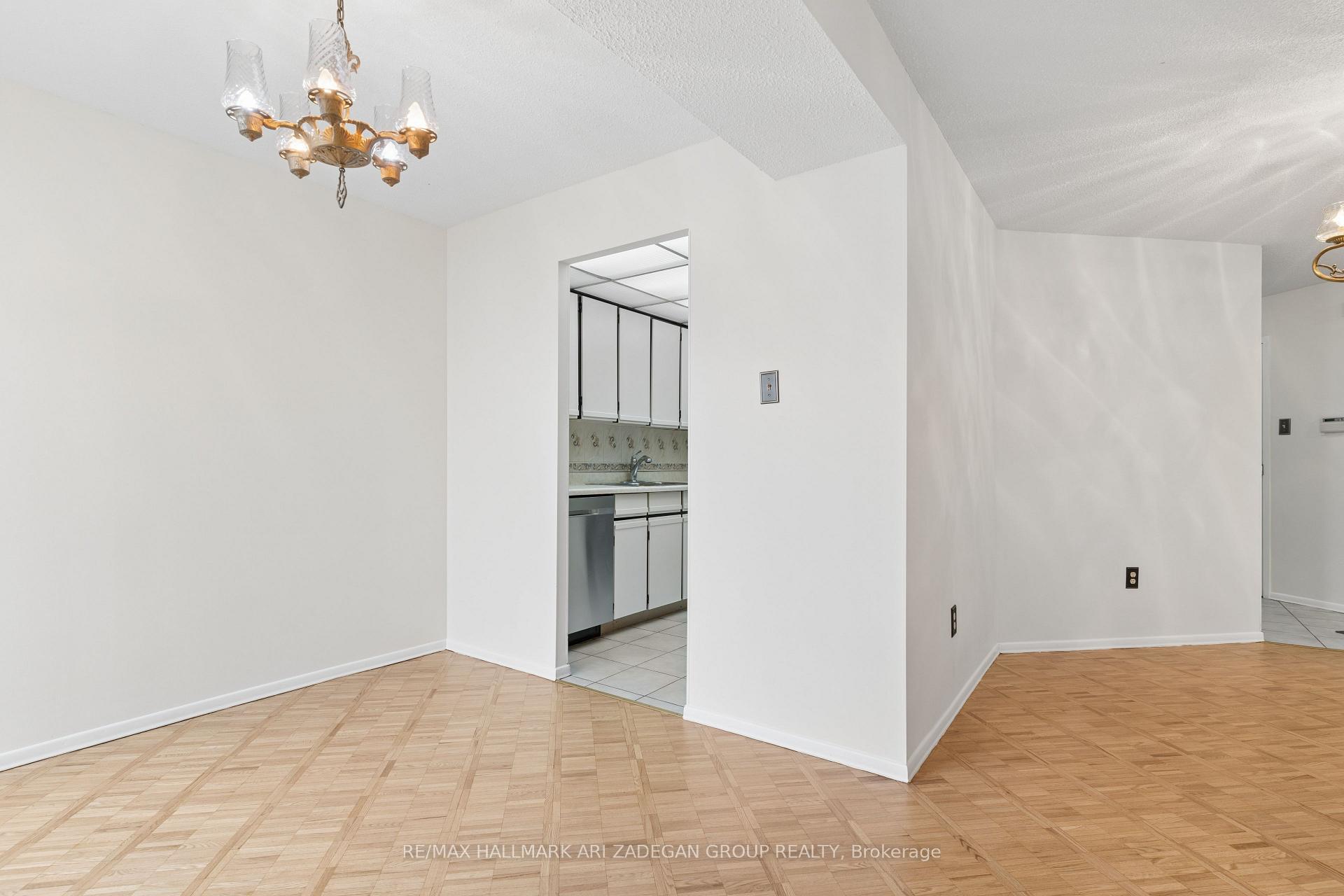 3560 Kaneff Crescent 2704, Mississauga, ON L5A 4A1