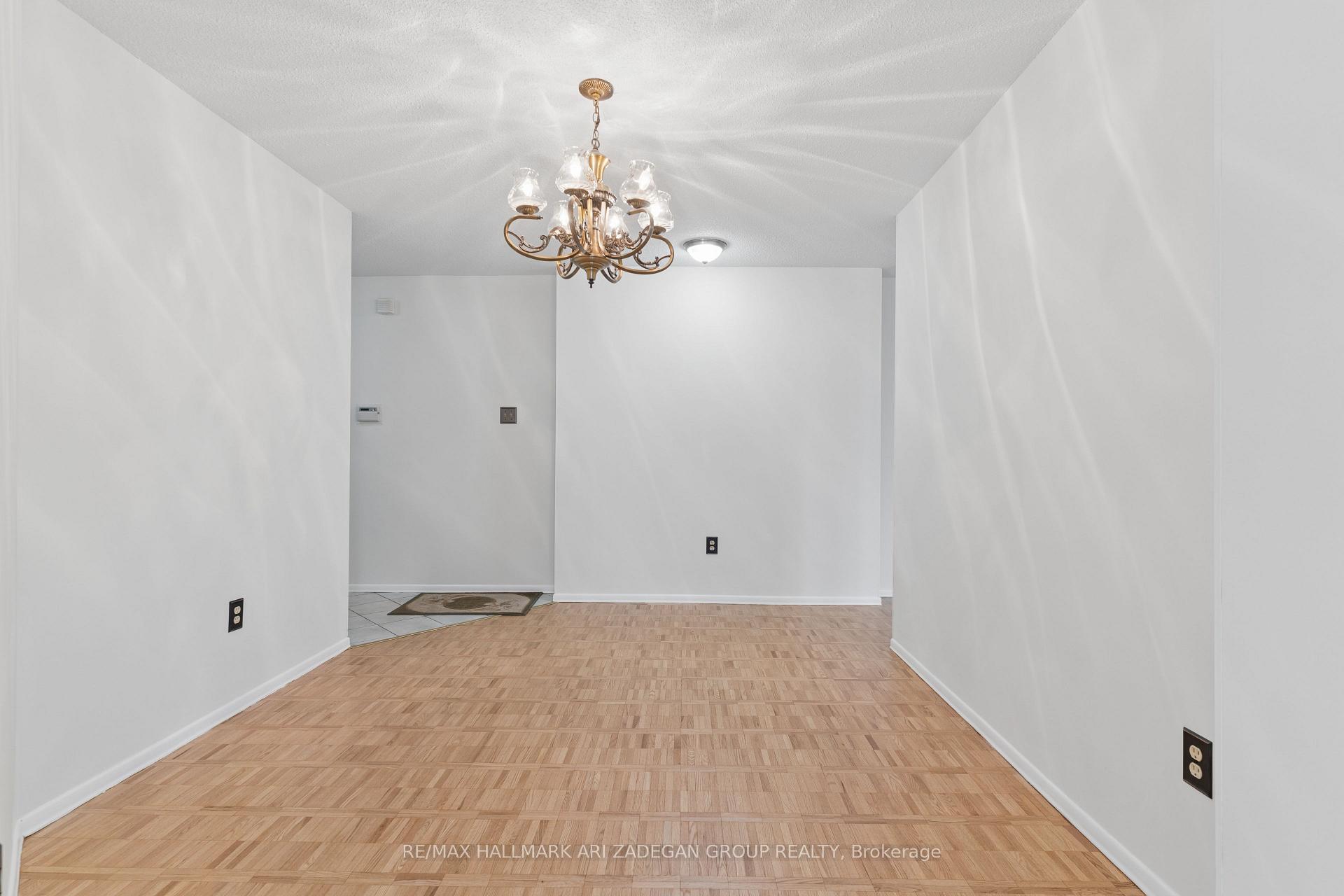 3560 Kaneff Crescent 2704, Mississauga, ON L5A 4A1