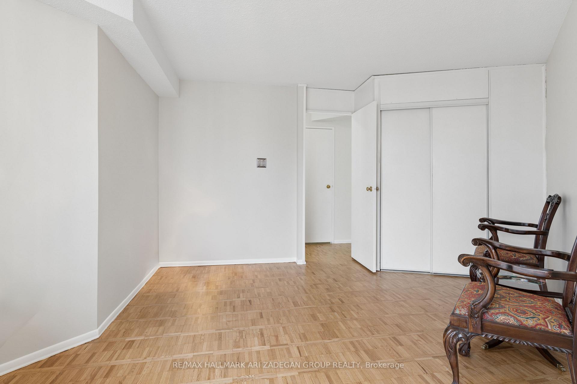 3560 Kaneff Crescent 2704, Mississauga, ON L5A 4A1