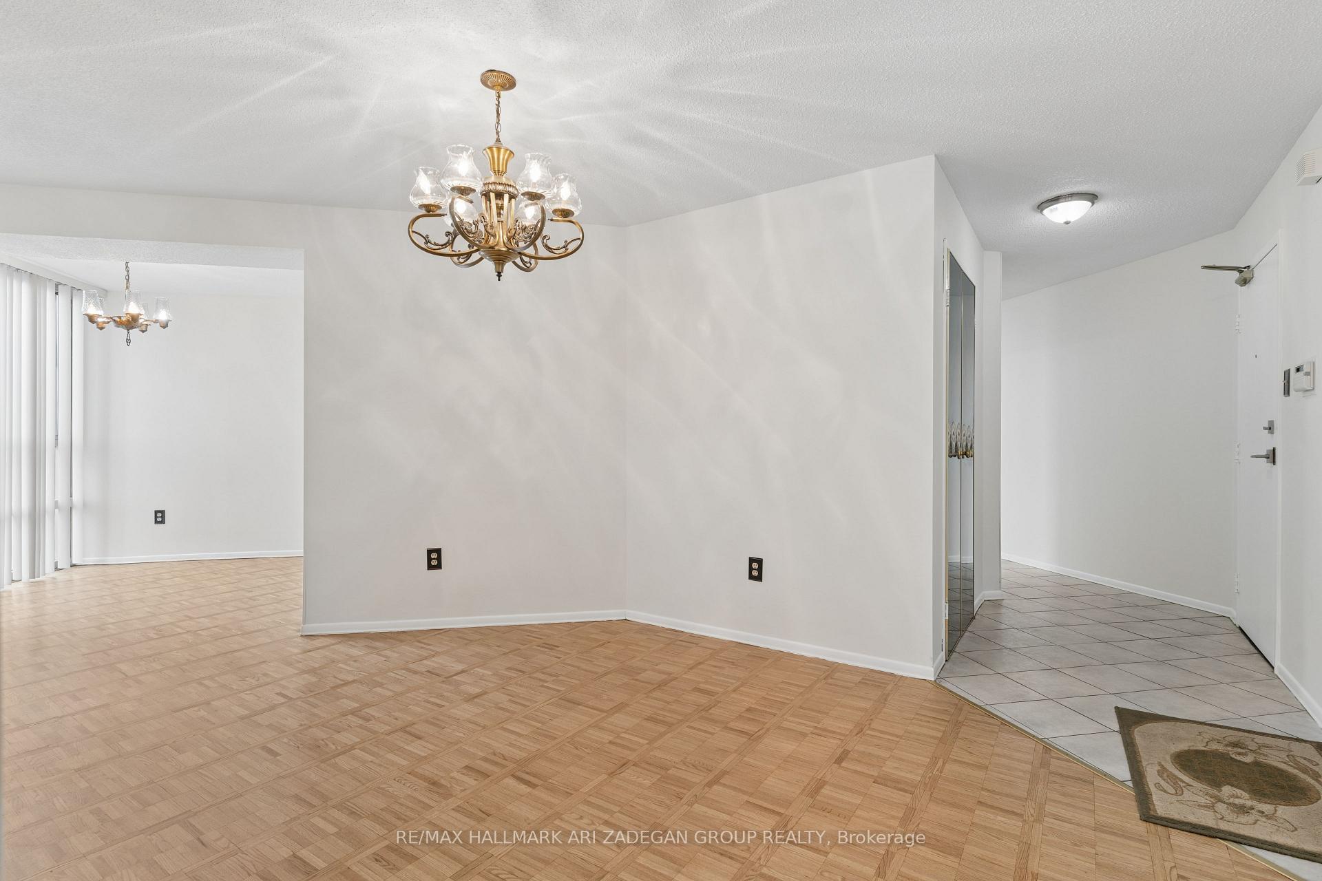 3560 Kaneff Crescent 2704, Mississauga, ON L5A 4A1