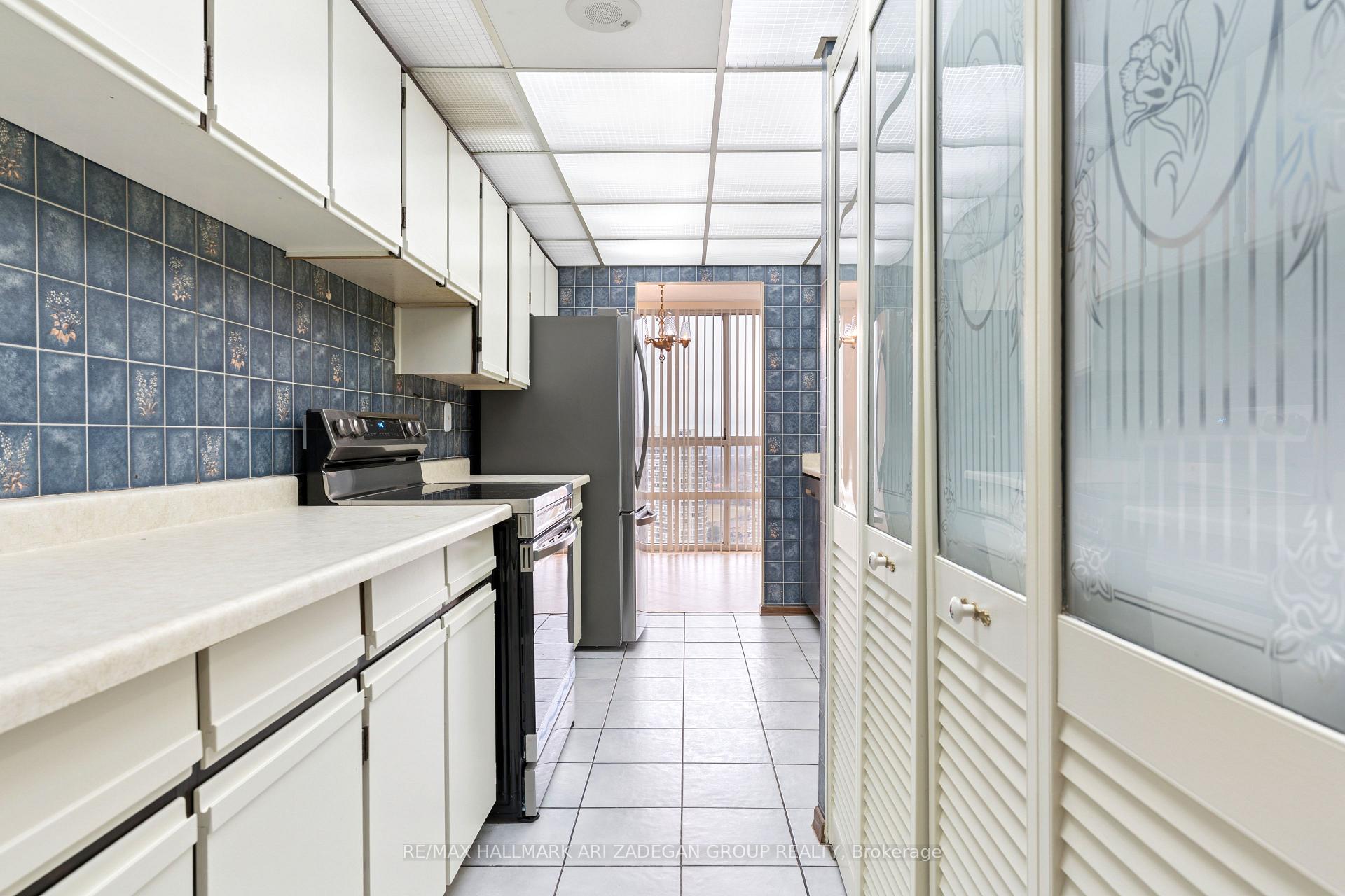 3560 Kaneff Crescent 2704, Mississauga, ON L5A 4A1