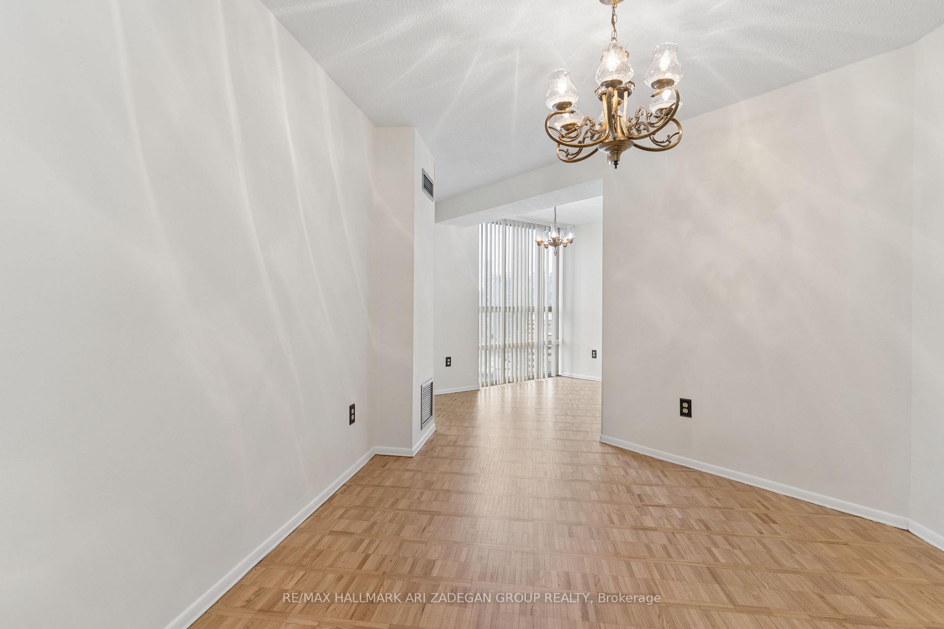 3560 Kaneff Crescent 2704, Mississauga, ON L5A 4A1