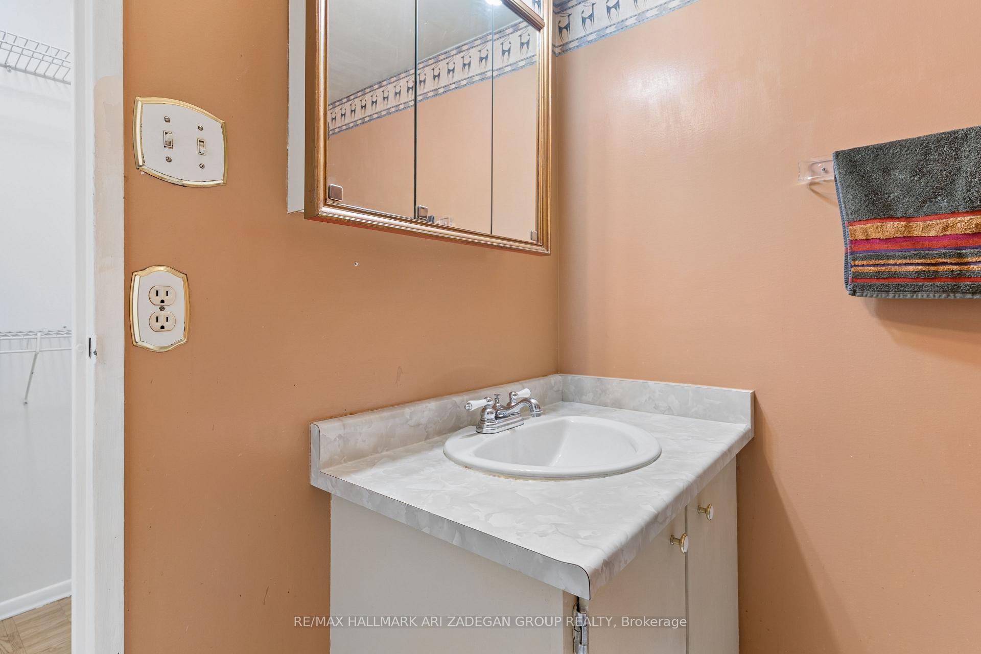 3560 Kaneff Crescent 2704, Mississauga, ON L5A 4A1