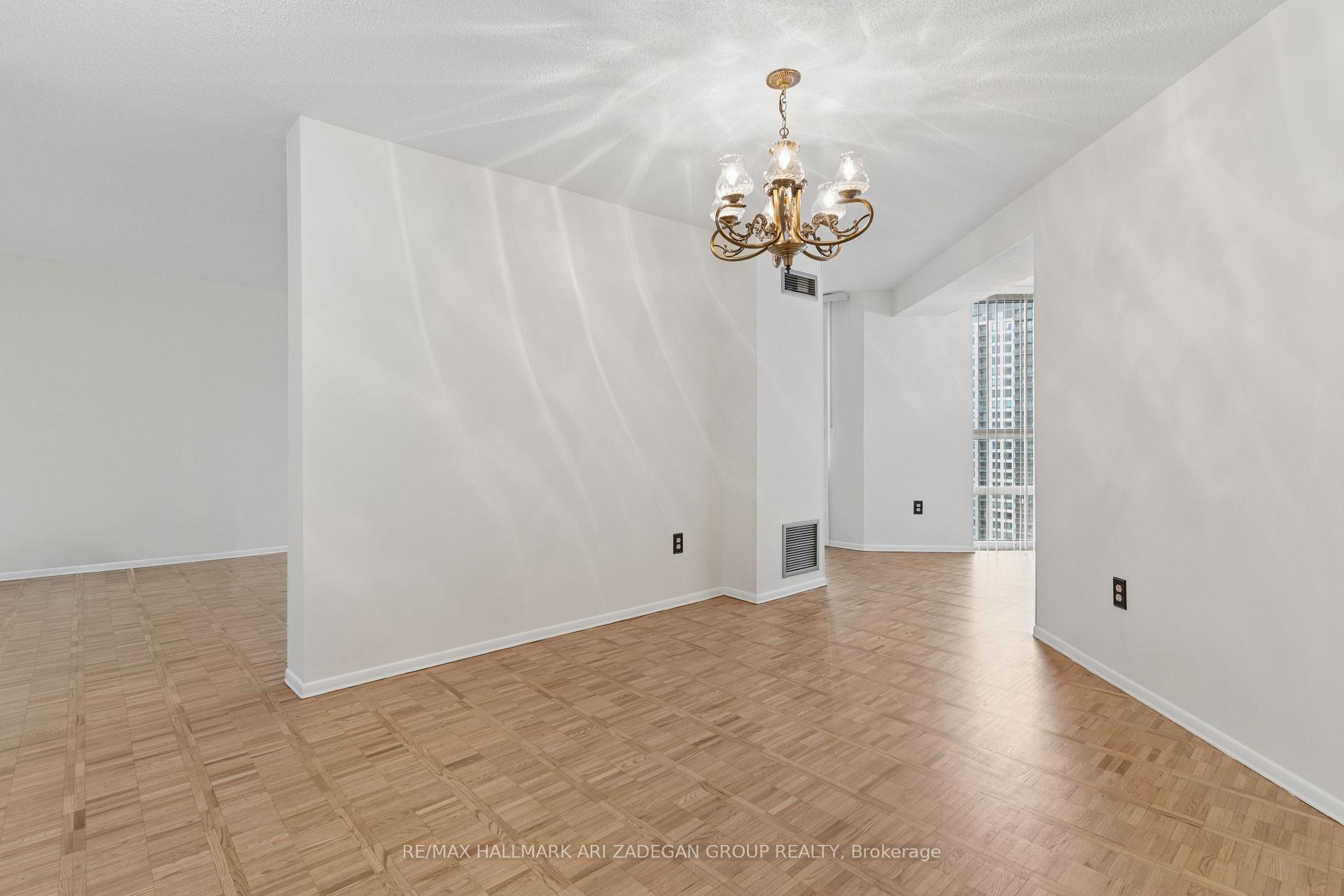 3560 Kaneff Crescent 2704, Mississauga, ON L5A 4A1