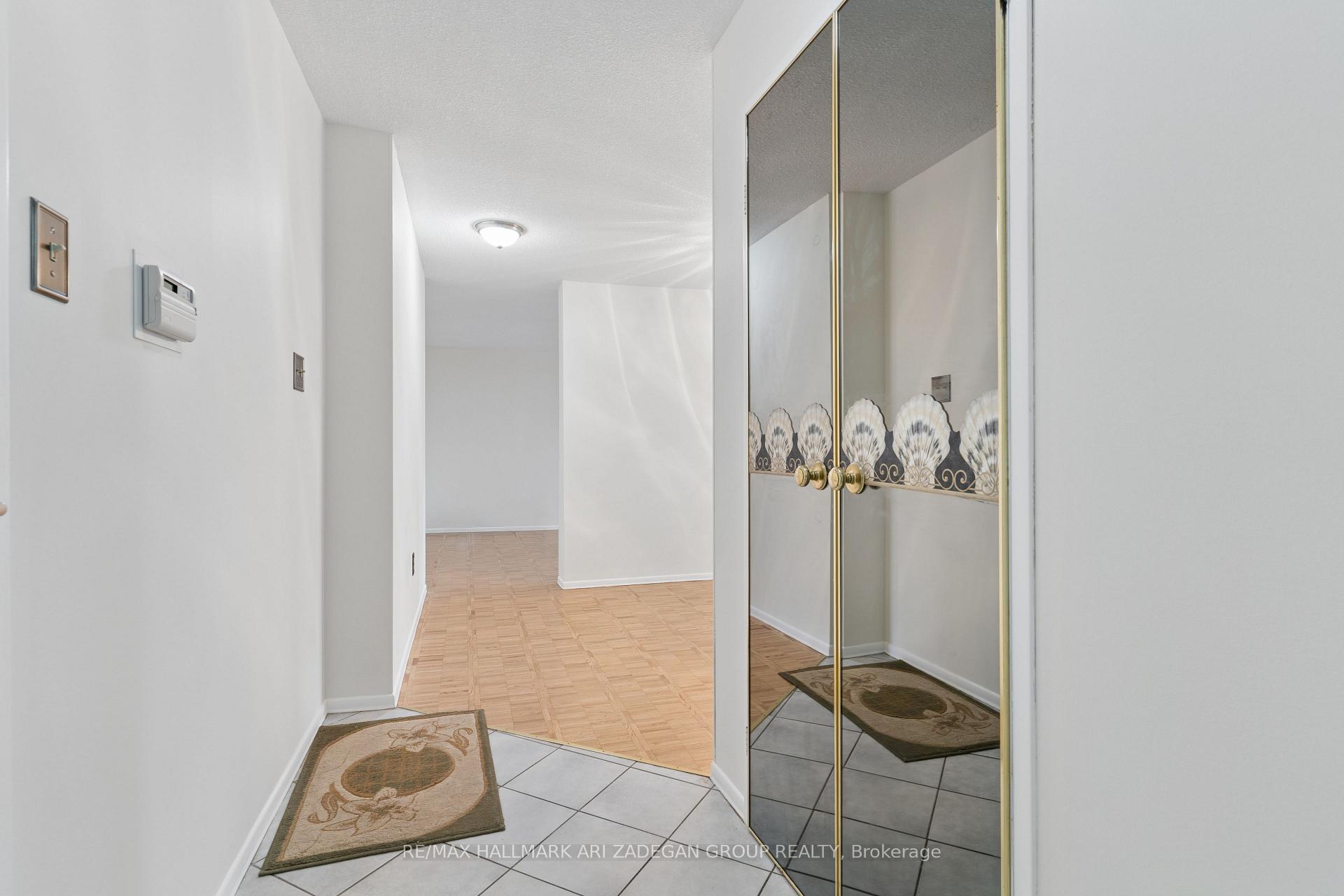 3560 Kaneff Crescent 2704, Mississauga, ON L5A 4A1