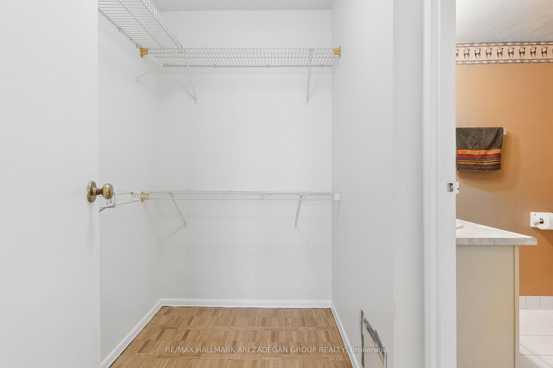 3560 Kaneff Crescent 2704, Mississauga, ON L5A 4A1