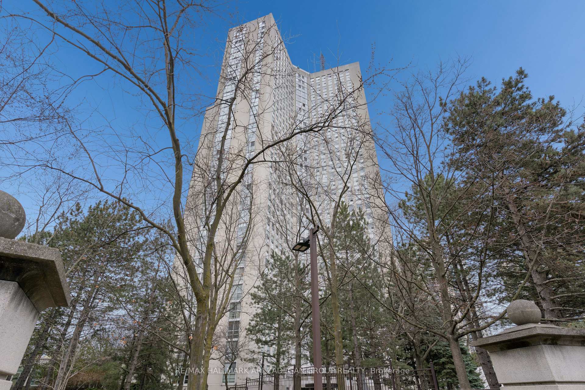 3560 Kaneff Crescent 2704, Mississauga, ON L5A 4A1