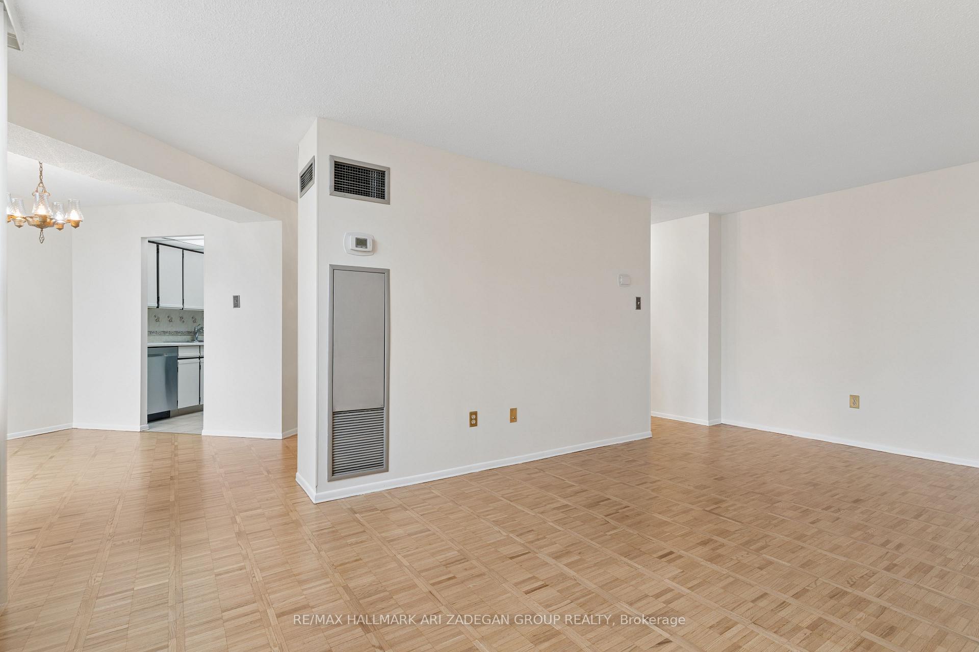 3560 Kaneff Crescent 2704, Mississauga, ON L5A 4A1