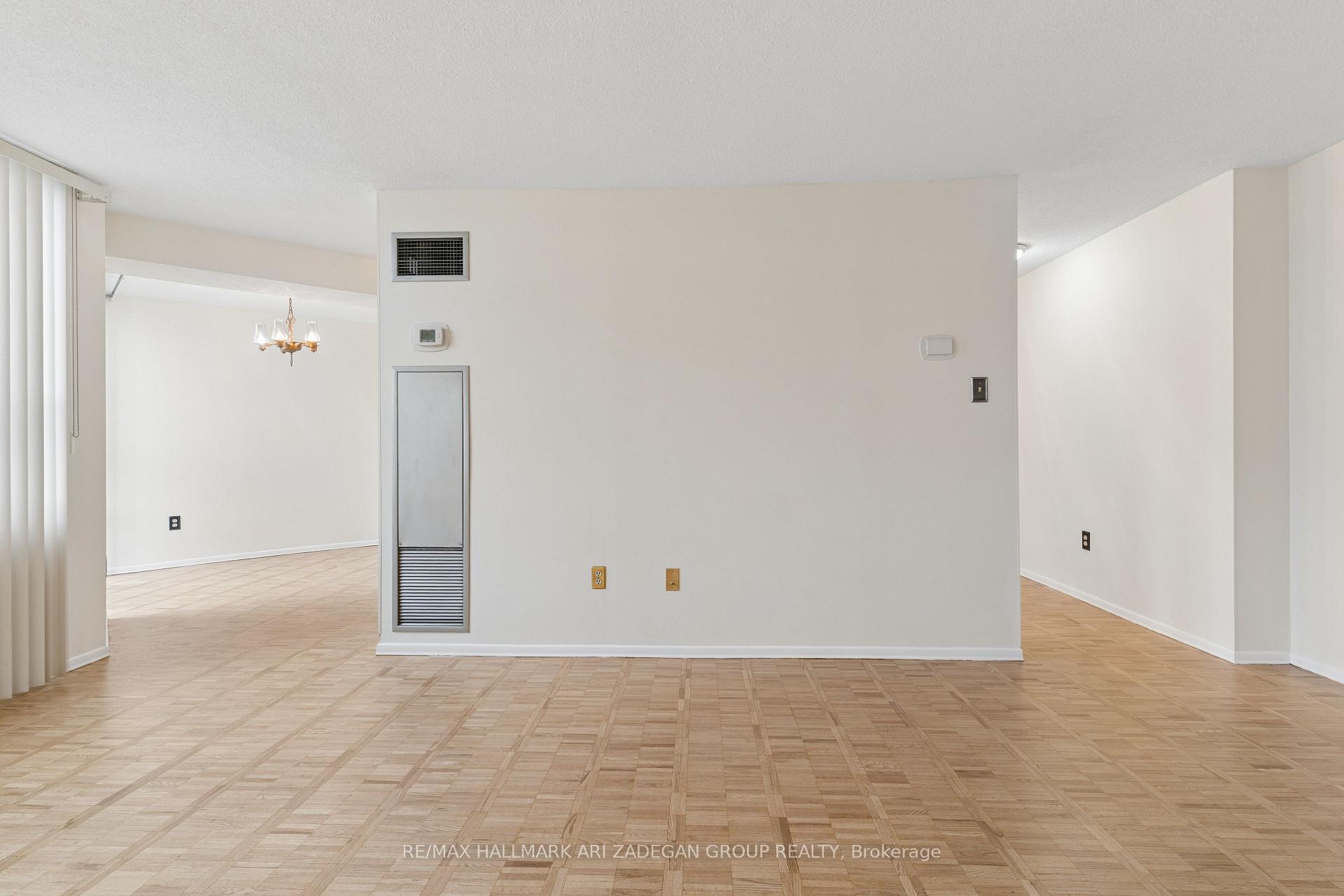 3560 Kaneff Crescent 2704, Mississauga, ON L5A 4A1