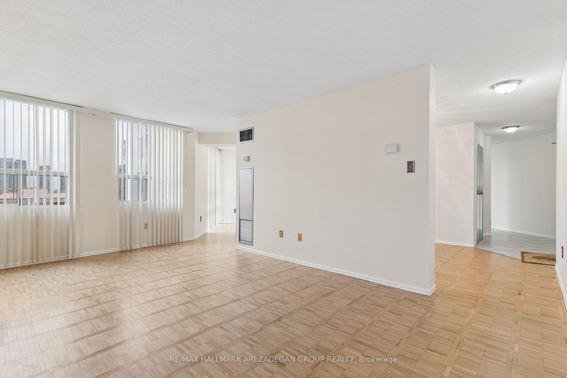 3560 Kaneff Crescent 2704, Mississauga, ON L5A 4A1