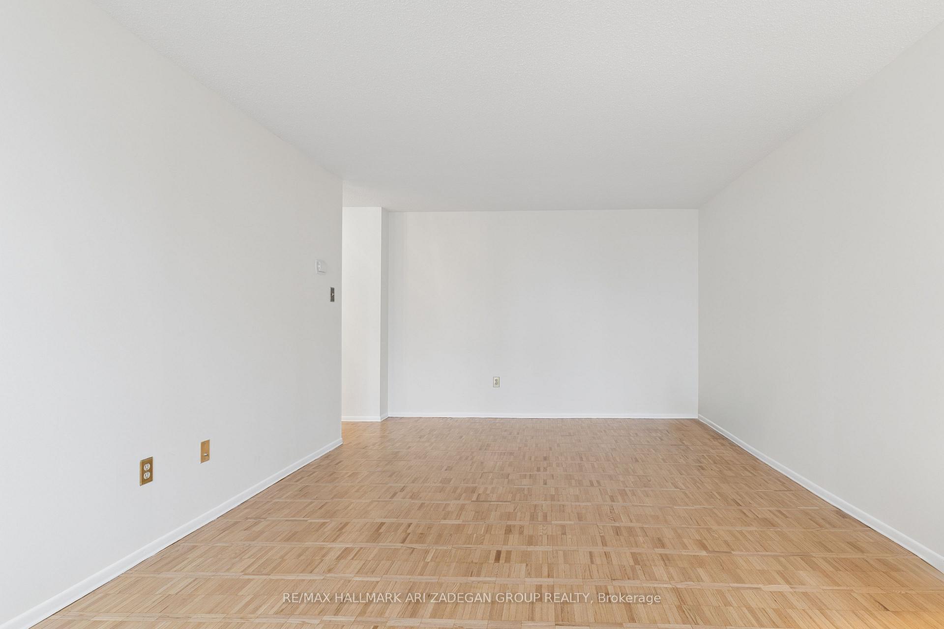 3560 Kaneff Crescent 2704, Mississauga, ON L5A 4A1