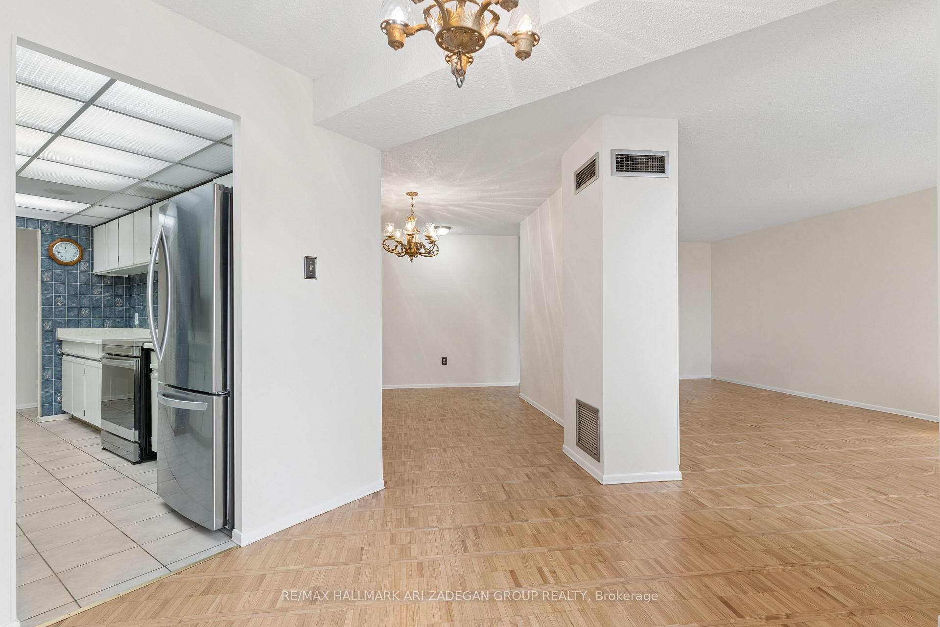 3560 Kaneff Crescent 2704, Mississauga, ON L5A 4A1