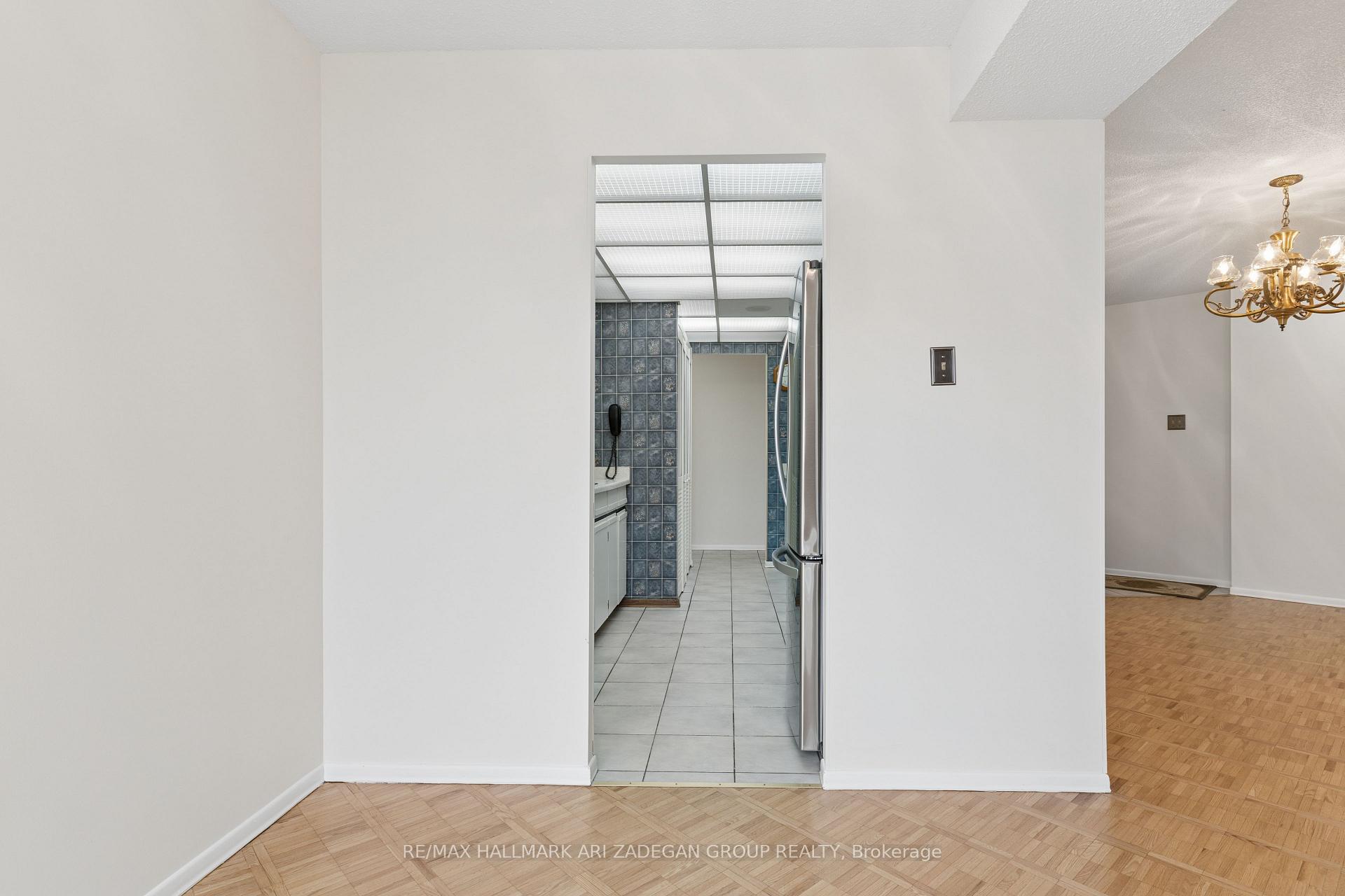 3560 Kaneff Crescent 2704, Mississauga, ON L5A 4A1