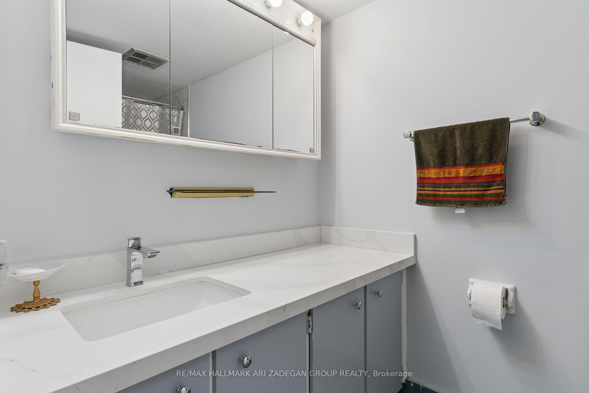 3560 Kaneff Crescent 2704, Mississauga, ON L5A 4A1