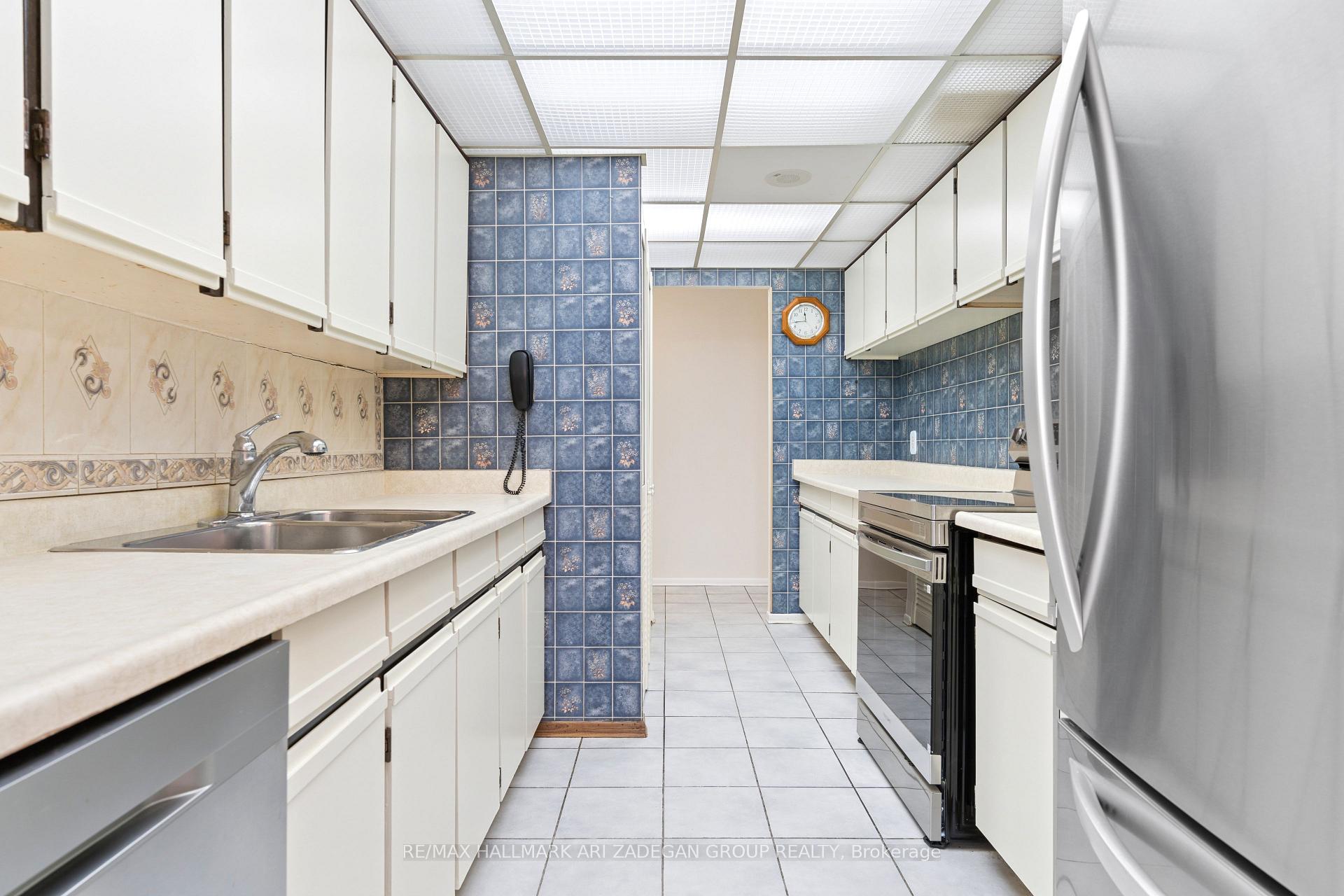 3560 Kaneff Crescent 2704, Mississauga, ON L5A 4A1