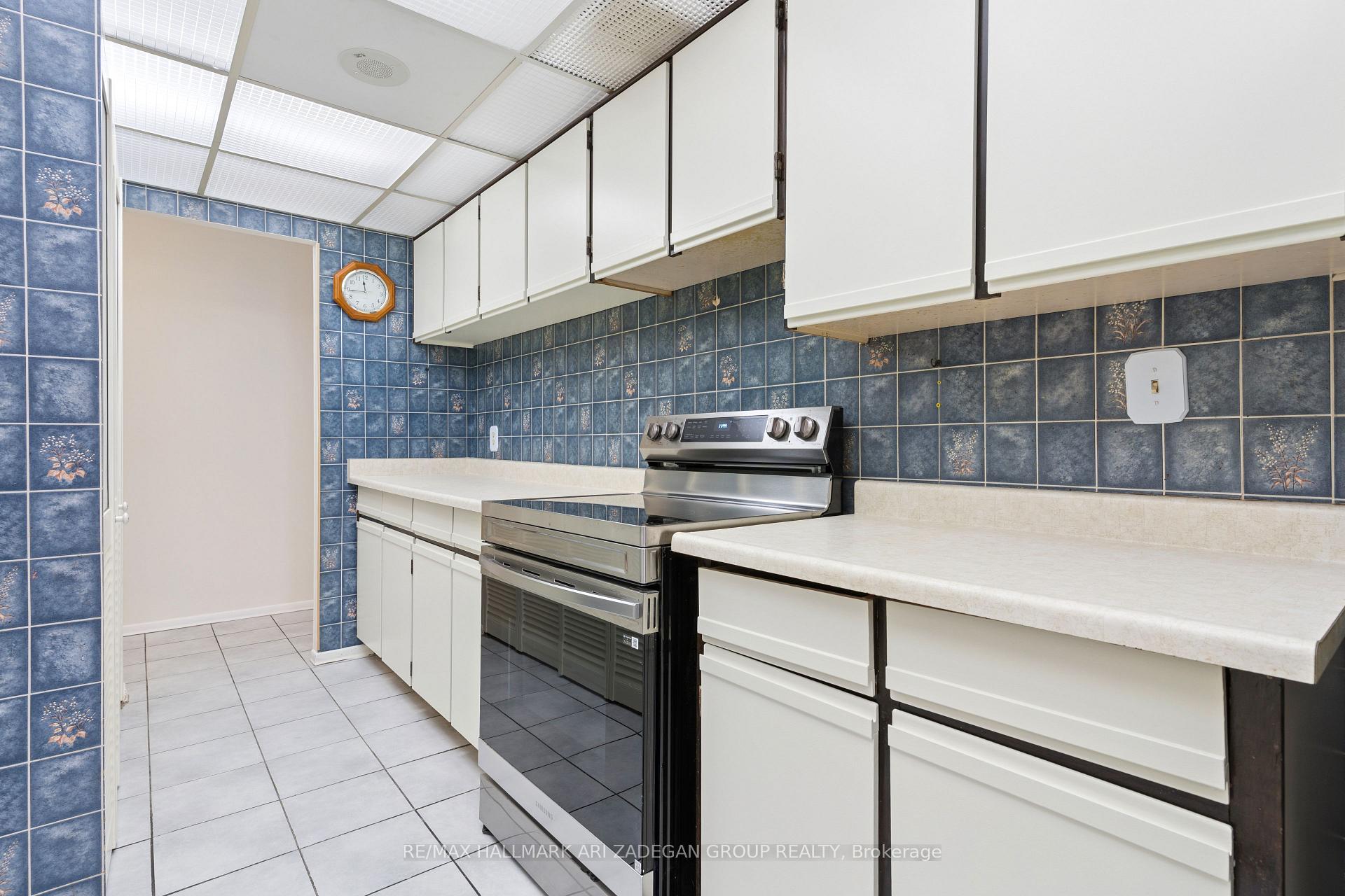 3560 Kaneff Crescent 2704, Mississauga, ON L5A 4A1