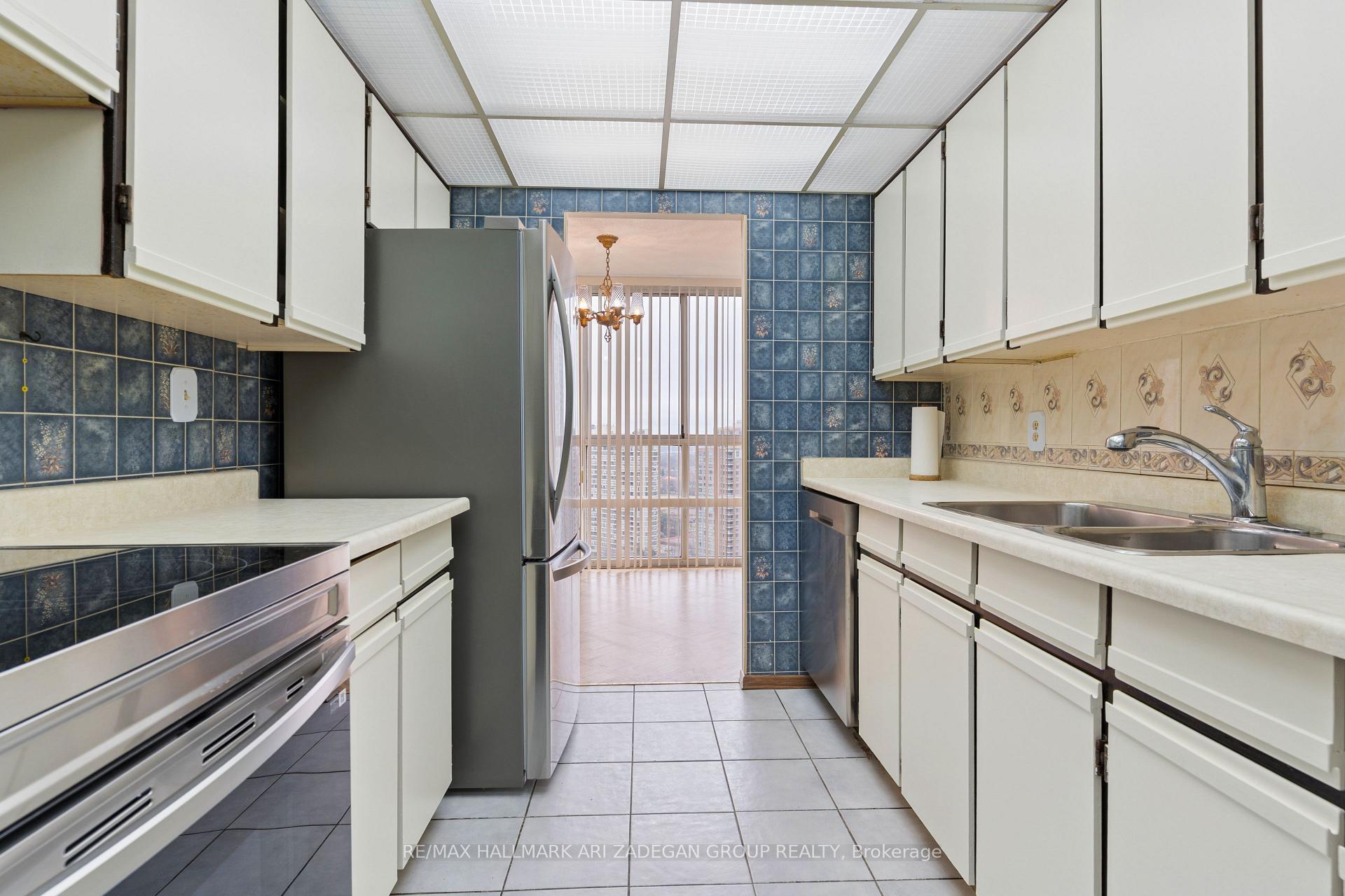 3560 Kaneff Crescent 2704, Mississauga, ON L5A 4A1