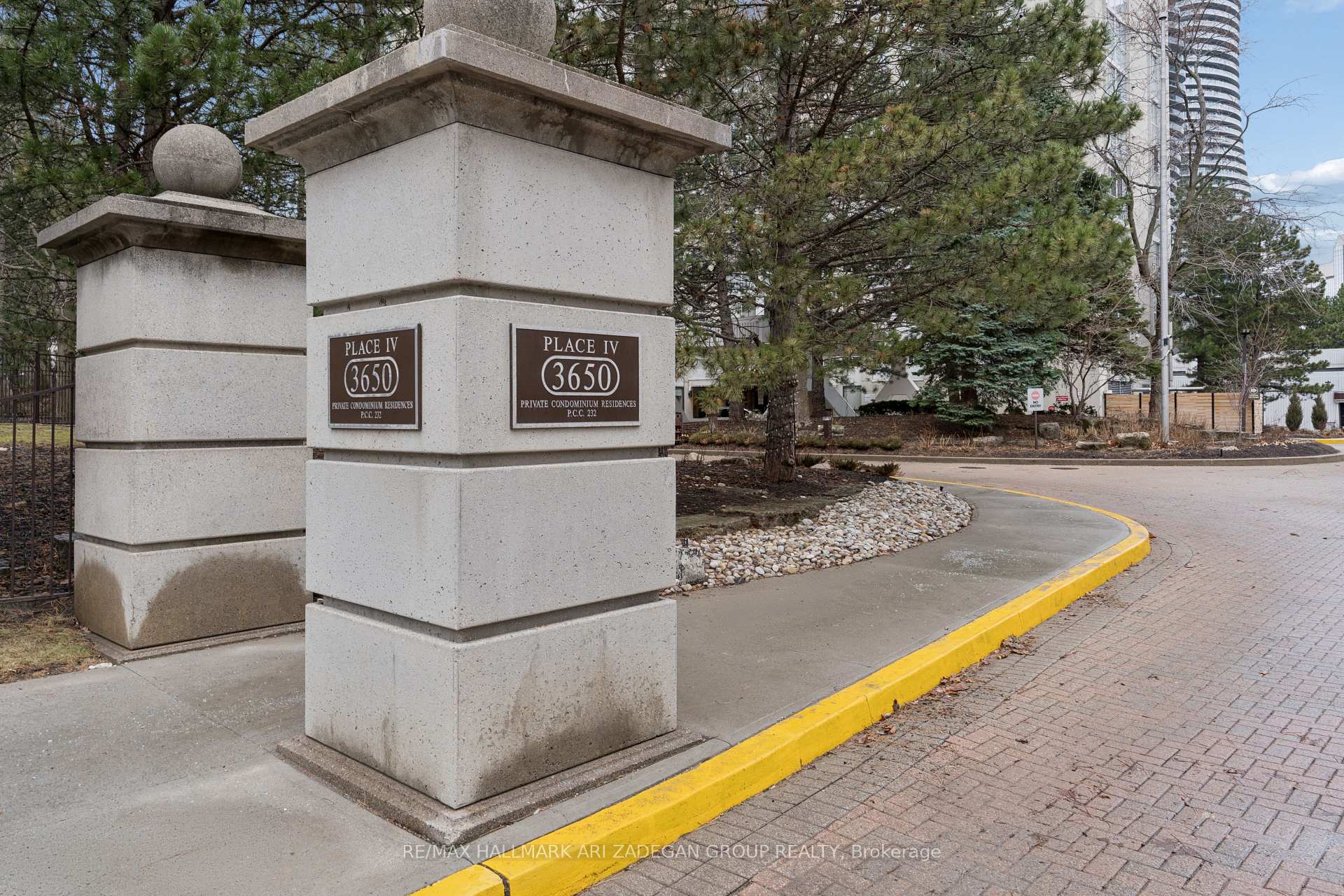 3560 Kaneff Crescent 2704, Mississauga, ON L5A 4A1