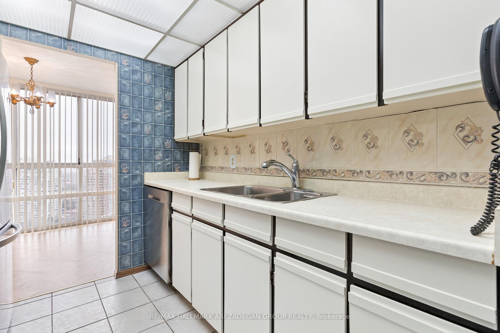 3650 Kaneff Crescent 2704