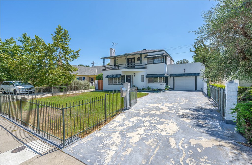 2219 N Flower Street