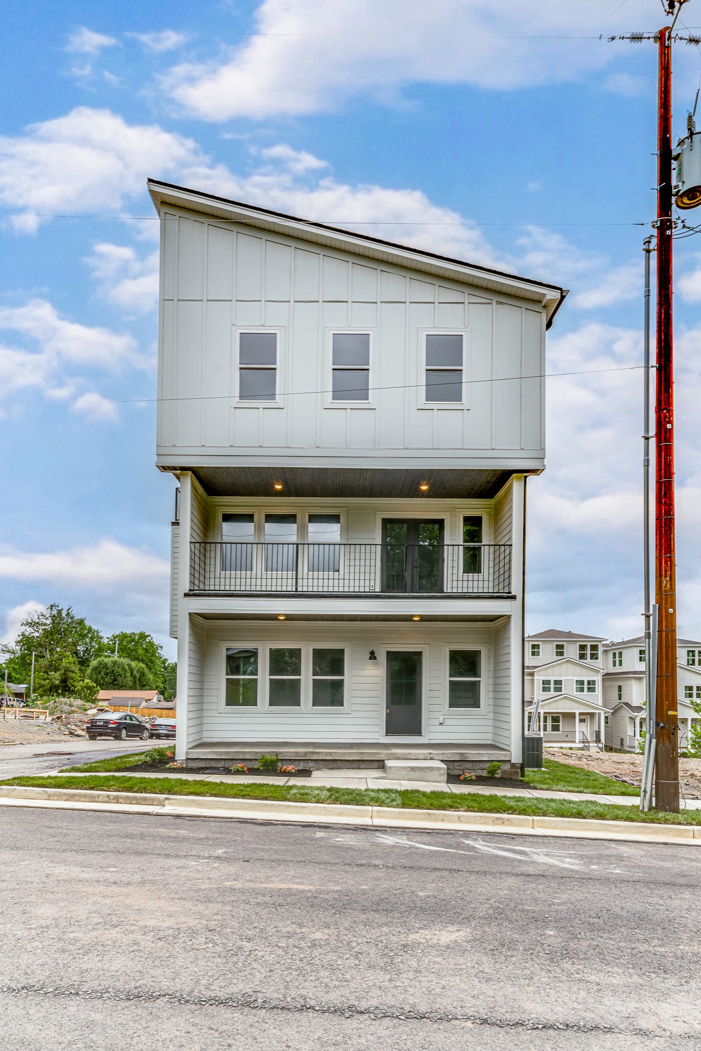 1123 Lawrence Ave