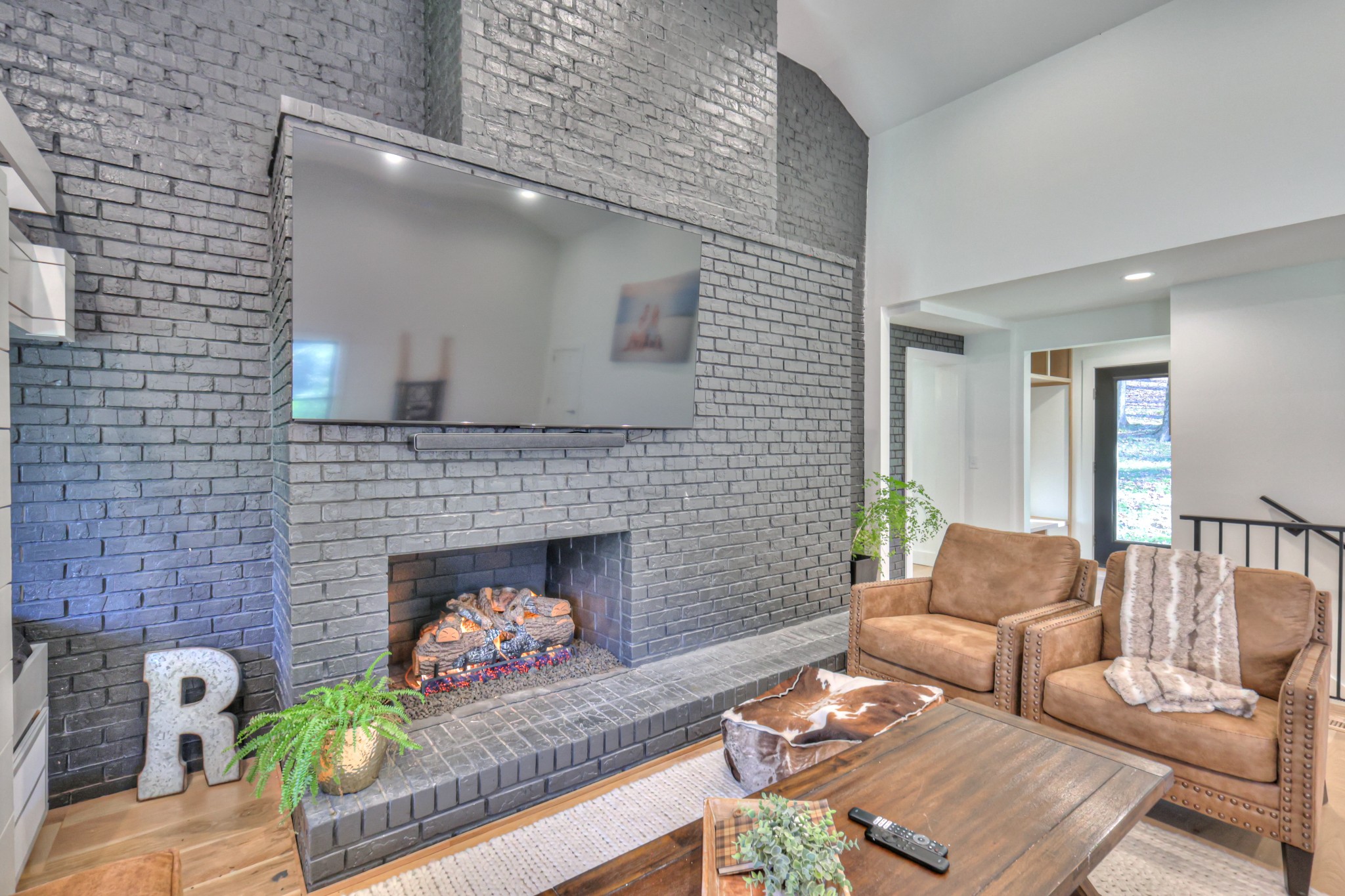 5552 Hillview Dr
