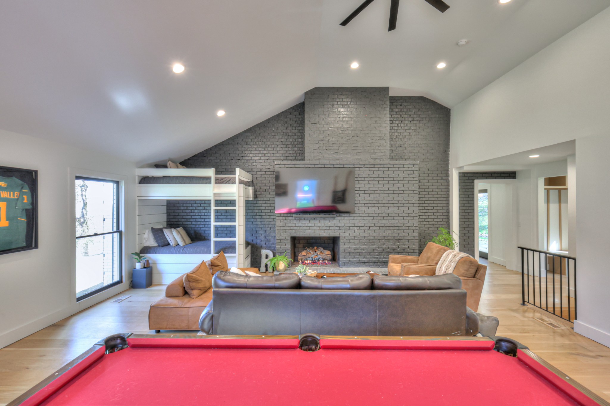 5552 Hillview Dr
