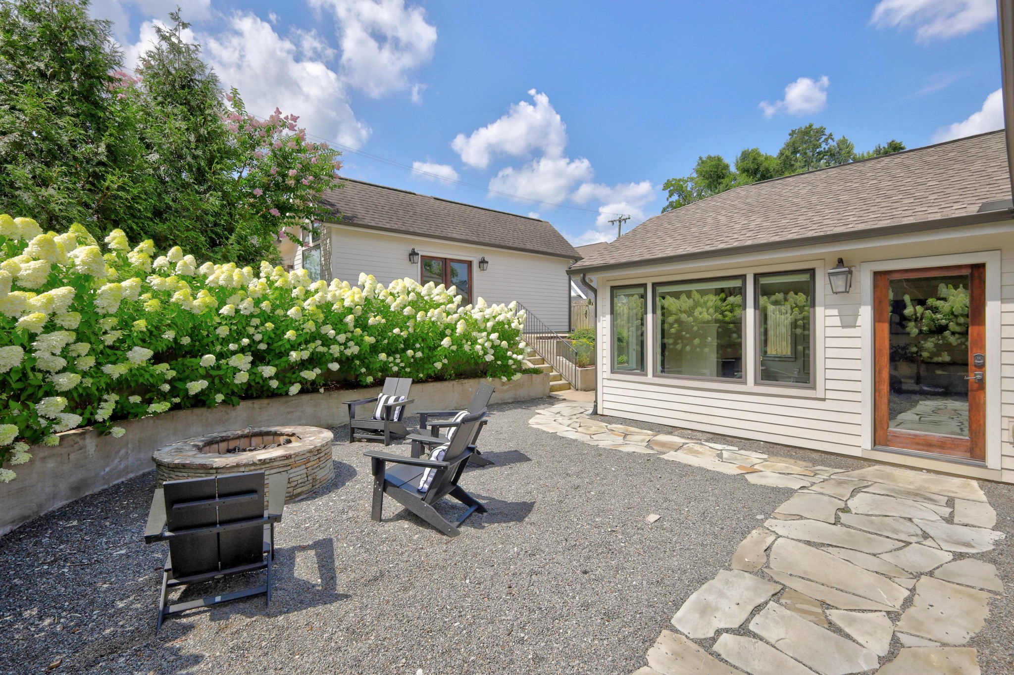 2701 Woodlawn Dr